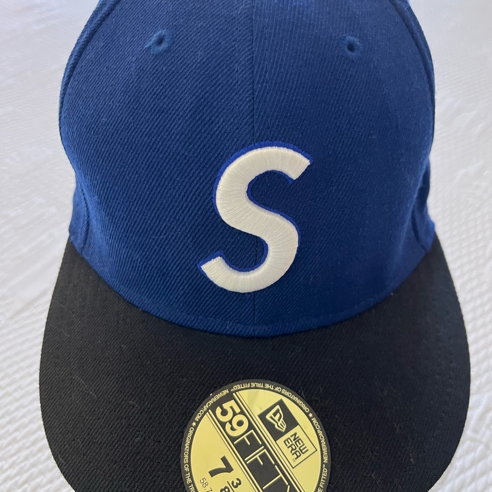 Supreme New Era59Fiftty. Fitțed Blue Cap with White Embroidery *
*RARE